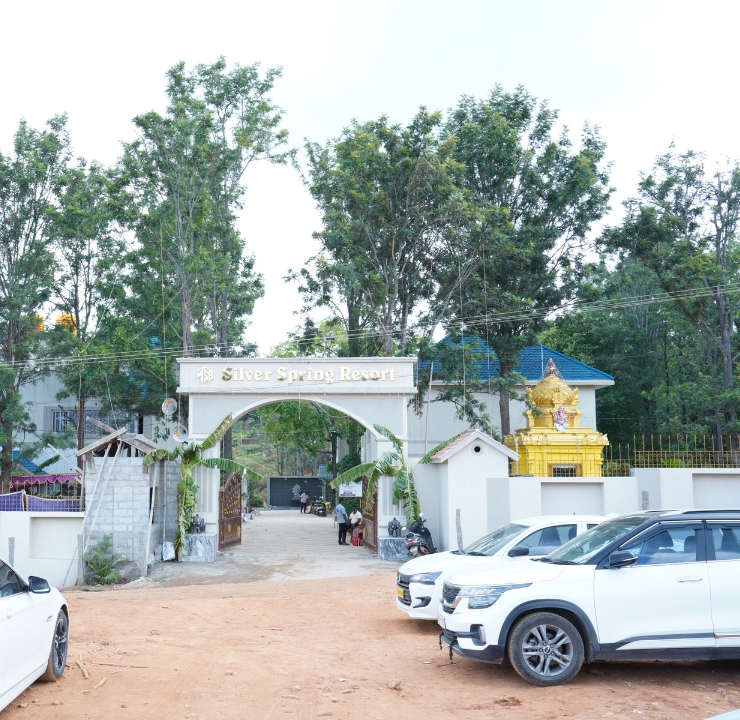 Spacious parking area at the top hotels and resorts in Yelagiri