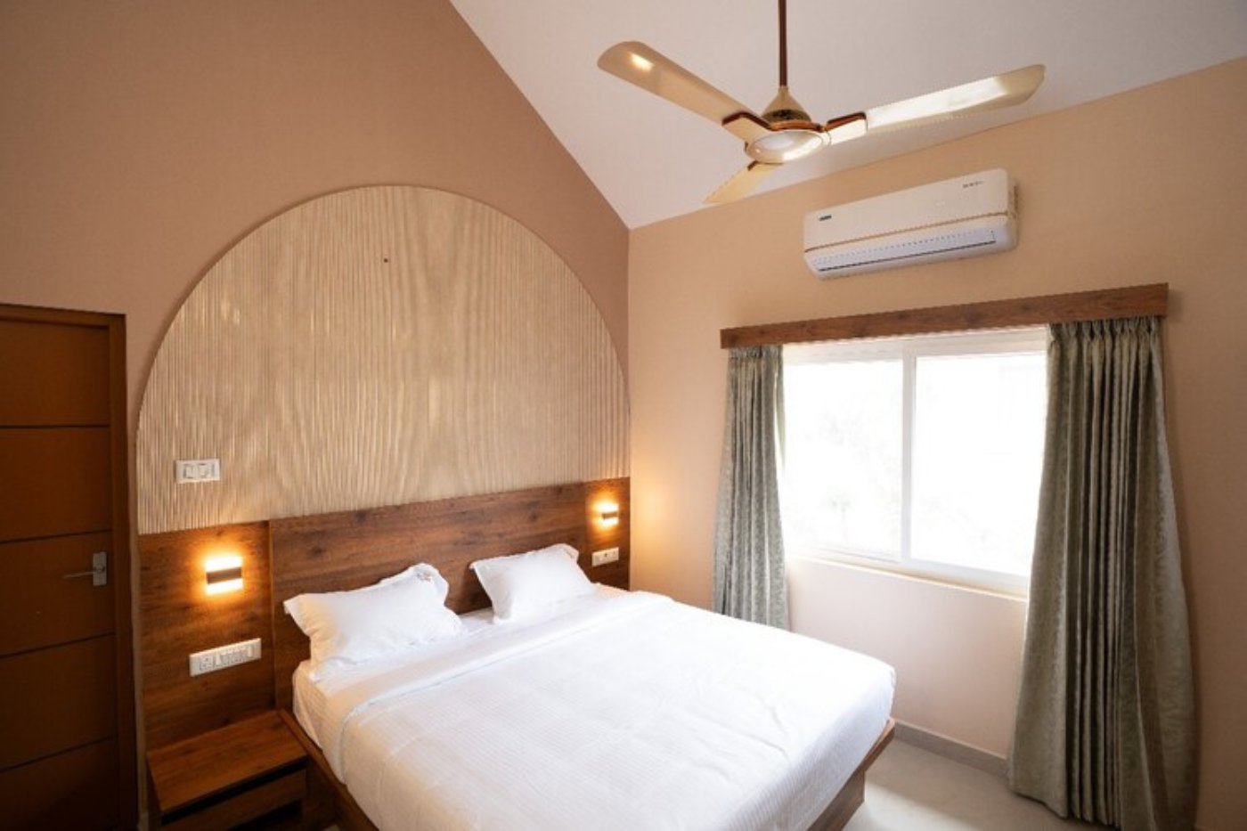 Luxury resorts in Yelagiri offer king bed deluxe rooms at MSB Silver Spring