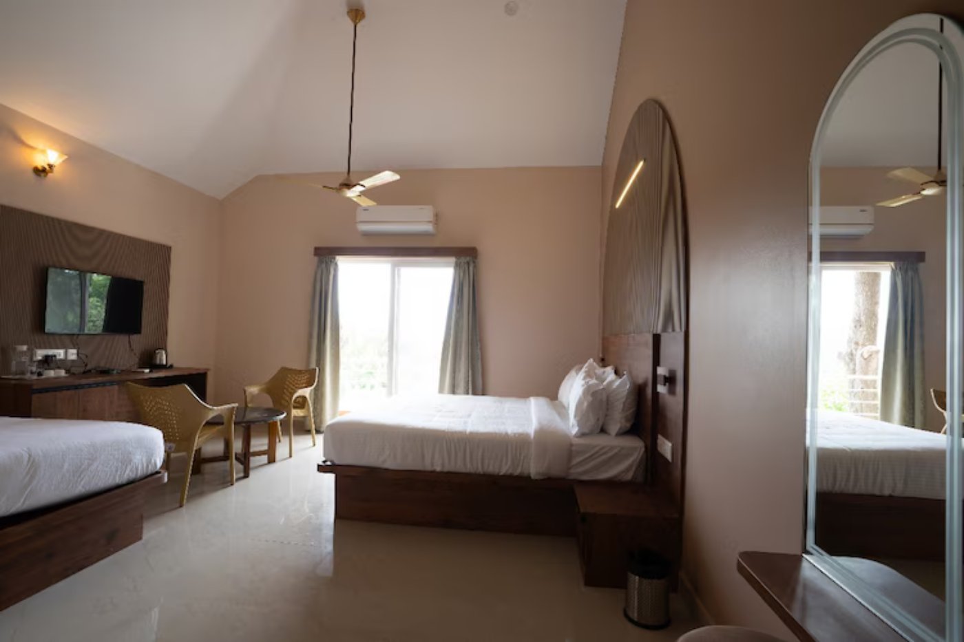 Family resorts in Yelagiri offer beds with TV at MSB Silver Spring