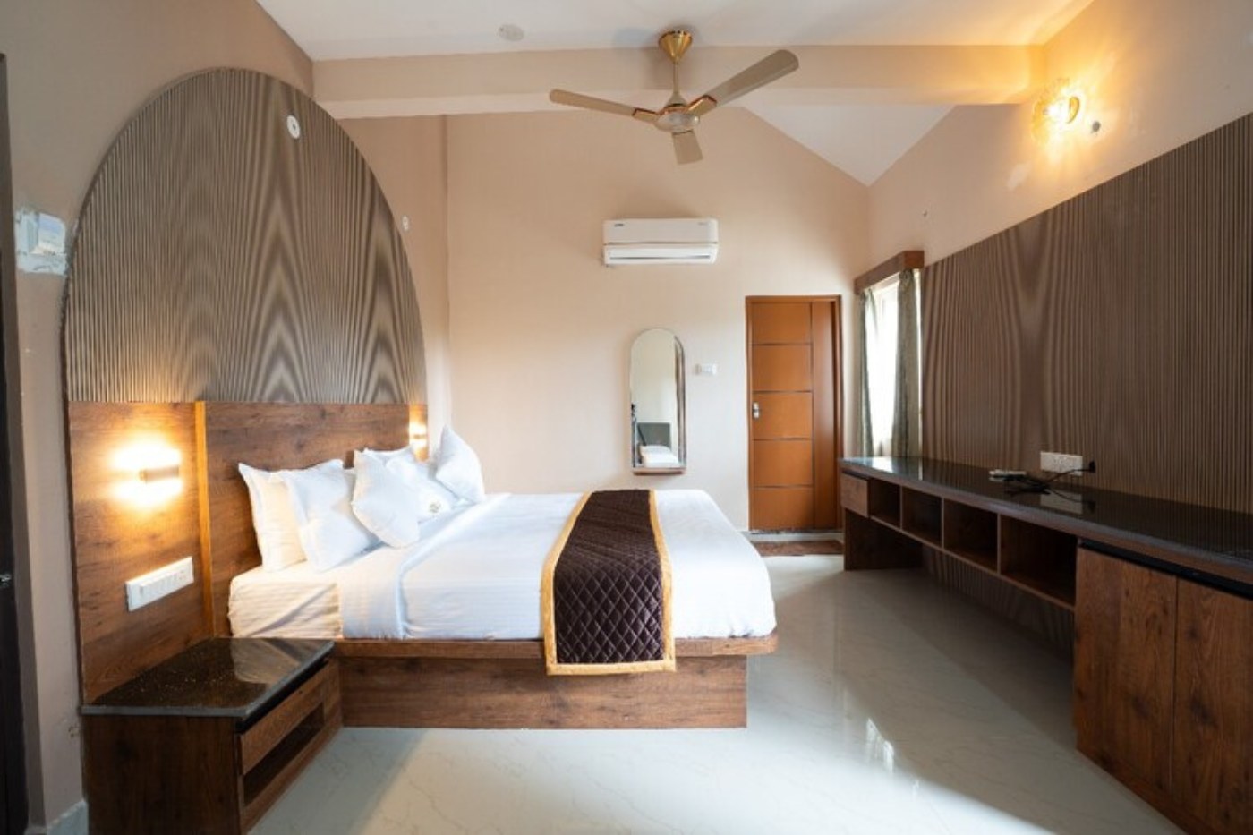 Queen size bed in a suite room at MSB Silver Spring Resort Yelagiri Hills